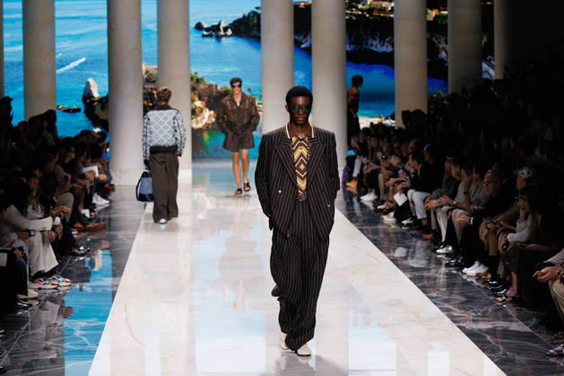 News - Dolce&Gabbana - Runway - Milan Fashion Week - Menswear Spring Summer 2027 MILAN, ITALY - JUNE 20, 2026: A model walks the runway during the Dolce&amp;Gabbana Men s Spring Summer 2027 collection fashion show as part of Milan Fashion Week Menswear in Milan, Italy. Photo: Cinzia Camela. Milan Metropol Italy Copyright: xCinziaxCamelax xLiveMediax LPN_2529335