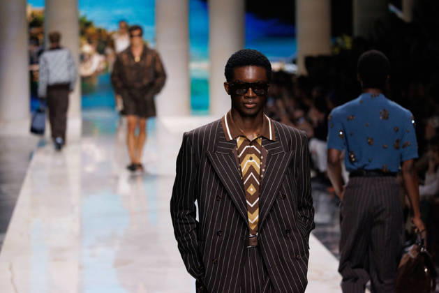 News - Dolce&Gabbana - Runway - Milan Fashion Week - Menswear Spring Summer 2027 MILAN, ITALY - JUNE 20, 2026: A model walks the runway during the Dolce&amp;Gabbana Men s Spring Summer 2027 collection fashion show as part of Milan Fashion Week Menswear in Milan, Italy. Photo: Cinzia Camela. Milan Metropol Italy Copyright: xCinziaxCamelax xLiveMediax LPN_2529338