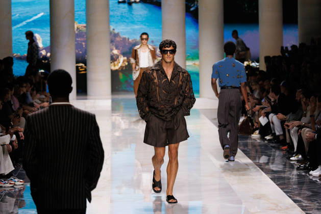 News - Dolce&Gabbana - Runway - Milan Fashion Week - Menswear Spring Summer 2027 MILAN, ITALY - JUNE 20, 2026: A model walks the runway during the Dolce&amp;Gabbana Men s Spring Summer 2027 collection fashion show as part of Milan Fashion Week Menswear in Milan, Italy. Photo: Cinzia Camela. Milan Metropol Italy Copyright: xCinziaxCamelax xLiveMediax LPN_2529340