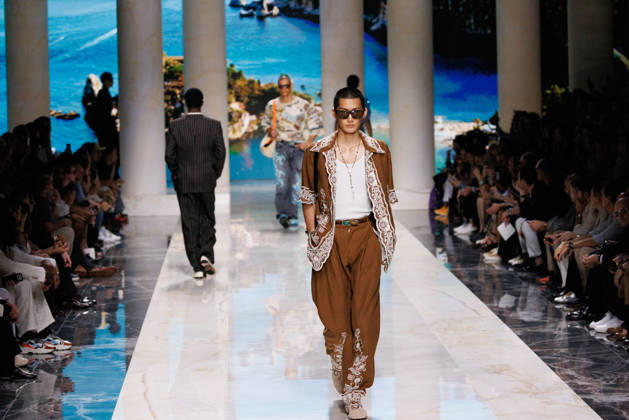 News - Dolce&Gabbana - Runway - Milan Fashion Week - Menswear Spring Summer 2027 MILAN, ITALY - JUNE 20, 2026: A model walks the runway during the Dolce&amp;Gabbana Men s Spring Summer 2027 collection fashion show as part of Milan Fashion Week Menswear in Milan, Italy. Photo: Cinzia Camela. Milan Metropol Italy Copyright: xCinziaxCamelax xLiveMediax LPN_2529350