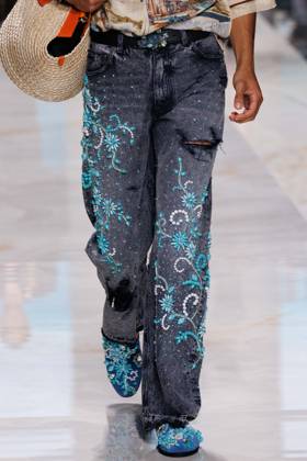 News - Dolce&Gabbana - Runway - Milan Fashion Week - Menswear Spring Summer 2027 MILAN, ITALY - JUNE 20, 2026: A model walks the runway during the Dolce&amp;Gabbana Men s Spring Summer 2027 collection fashion show as part of Milan Fashion Week Menswear in Milan, Italy. Photo: Cinzia Camela. Milan Metropol Italy Copyright: xCinziaxCamelax xLiveMediax LPN_2529352