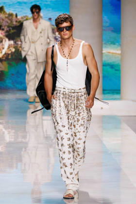 News - Dolce&Gabbana - Runway - Milan Fashion Week - Menswear Spring Summer 2027 MILAN, ITALY - JUNE 20, 2026: A model walks the runway during the Dolce&amp;Gabbana Men s Spring Summer 2027 collection fashion show as part of Milan Fashion Week Menswear in Milan, Italy. Photo: Cinzia Camela. Milan Metropol Italy Copyright: xCinziaxCamelax xLiveMediax LPN_2529363