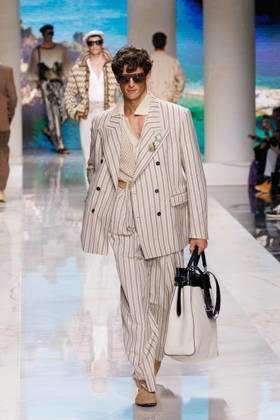 News - Dolce&Gabbana - Runway - Milan Fashion Week - Menswear Spring Summer 2027 MILAN, ITALY - JUNE 20, 2026: A model walks the runway during the Dolce&amp;Gabbana Men s Spring Summer 2027 collection fashion show as part of Milan Fashion Week Menswear in Milan, Italy. Photo: Cinzia Camela. Milan Metropol Italy Copyright: xCinziaxCamelax xLiveMediax LPN_2529368