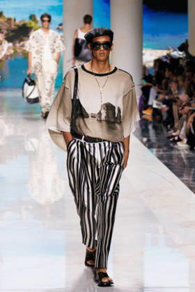 News - Dolce&Gabbana - Runway - Milan Fashion Week - Menswear Spring Summer 2027 MILAN, ITALY - JUNE 20, 2026: A model walks the runway during the Dolce&amp;Gabbana Men s Spring Summer 2027 collection fashion show as part of Milan Fashion Week Menswear in Milan, Italy. Photo: Cinzia Camela. Milan Metropol Italy Copyright: xCinziaxCamelax xLiveMediax LPN_2529372