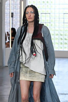 IPA85907757 - Milan, Milan Men™s Fashion Week Spring Summer 2027 - Men™s Fashion, Spring Summer 2027 - Simon Cracker fashion show - runway - pictured: model  Copyright: xSimonaxChiocciax xSimonaxChiocciax 85907757