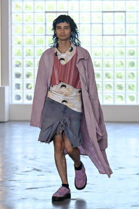 IPA85907660 - Milan, Milan Men™s Fashion Week Spring Summer 2027 - Men™s Fashion, Spring Summer 2027 - Simon Cracker fashion show - runway - pictured: model  Copyright: xSimonaxChiocciax xSimonaxChiocciax 85907660