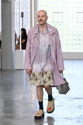 IPA85907663 - Milan, Milan Men™s Fashion Week Spring Summer 2027 - Men™s Fashion, Spring Summer 2027 - Simon Cracker fashion show - runway - pictured: model  Copyright: xSimonaxChiocciax xSimonaxChiocciax 85907663