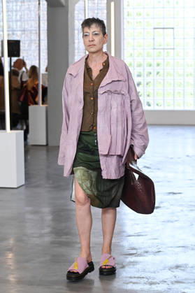 IPA85907671 - Milan, Milan Men™s Fashion Week Spring Summer 2027 - Men™s Fashion, Spring Summer 2027 - Simon Cracker fashion show - runway - pictured: model  Copyright: xSimonaxChiocciax xSimonaxChiocciax 85907671