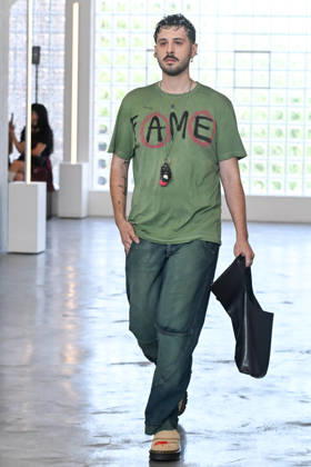 IPA85907674 - Milan, Milan Men™s Fashion Week Spring Summer 2027 - Men™s Fashion, Spring Summer 2027 - Simon Cracker fashion show - runway - pictured: model  Copyright: xSimonaxChiocciax xSimonaxChiocciax 85907674