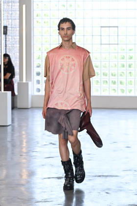 IPA85907696 - Milan, Milan Men™s Fashion Week Spring Summer 2027 - Men™s Fashion, Spring Summer 2027 - Simon Cracker fashion show - runway - pictured: model  Copyright: xSimonaxChiocciax xSimonaxChiocciax 85907696