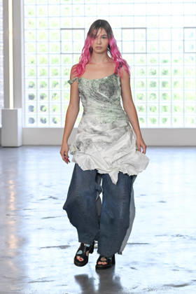 IPA85907719 - Milan, Milan Men™s Fashion Week Spring Summer 2027 - Men™s Fashion, Spring Summer 2027 - Simon Cracker fashion show - runway - pictured: model  Copyright: xSimonaxChiocciax xSimonaxChiocciax 85907719