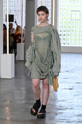 IPA85907730 - Milan, Milan Men™s Fashion Week Spring Summer 2027 - Men™s Fashion, Spring Summer 2027 - Simon Cracker fashion show - runway - pictured: model  Copyright: xSimonaxChiocciax xSimonaxChiocciax 85907730