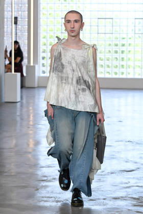 IPA85907734 - Milan, Milan Men™s Fashion Week Spring Summer 2027 - Men™s Fashion, Spring Summer 2027 - Simon Cracker fashion show - runway - pictured: model  Copyright: xSimonaxChiocciax xSimonaxChiocciax 85907734