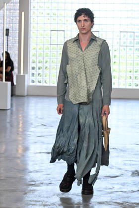 IPA85907744 - Milan, Milan Men™s Fashion Week Spring Summer 2027 - Men™s Fashion, Spring Summer 2027 - Simon Cracker fashion show - runway - pictured: model  Copyright: xSimonaxChiocciax xSimonaxChiocciax 85907744
