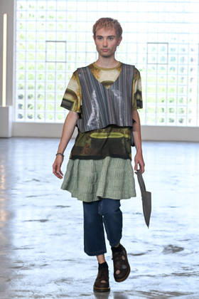 IPA85907747 - Milan, Milan Men™s Fashion Week Spring Summer 2027 - Men™s Fashion, Spring Summer 2027 - Simon Cracker fashion show - runway - pictured: model  Copyright: xSimonaxChiocciax xSimonaxChiocciax 85907747