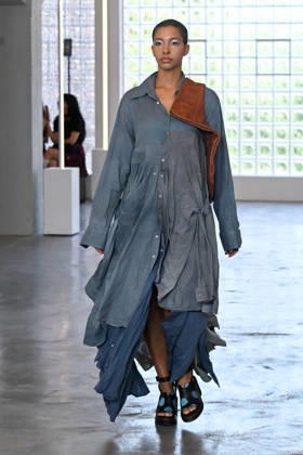 IPA85907751 - Milan, Milan Men™s Fashion Week Spring Summer 2027 - Men™s Fashion, Spring Summer 2027 - Simon Cracker fashion show - runway - pictured: model  Copyright: xSimonaxChiocciax xSimonaxChiocciax 85907751