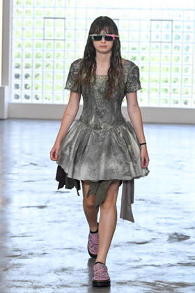 IPA85907780 - Milan, Milan Men™s Fashion Week Spring Summer 2027 - Men™s Fashion, Spring Summer 2027 - Simon Cracker fashion show - runway - pictured: model  Copyright: xSimonaxChiocciax xSimonaxChiocciax 85907780