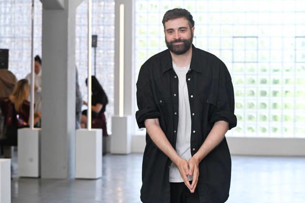 IPA85907817 - Milan, Milan Men™s Fashion Week Spring Summer 2027 - Men™s Fashion, Spring Summer 2027 - Simon Cracker fashion show - runway - pictured: Simone Botte  Copyright: xSimonaxChiocciax xSimonaxChiocciax 85907817