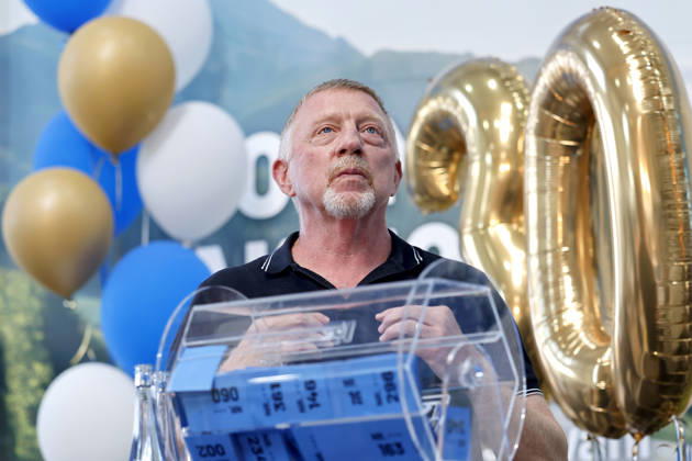 Tennis-Legende Boris Becker bei einer Tombola-Ziehung während seines Auftritts bei den Sommer-Aktionstagen im Wohnmobilpark Bad Honnef. Bad Honnef, 21.06.2026 NRW Deutschland Copyright: xChristophxHardtx