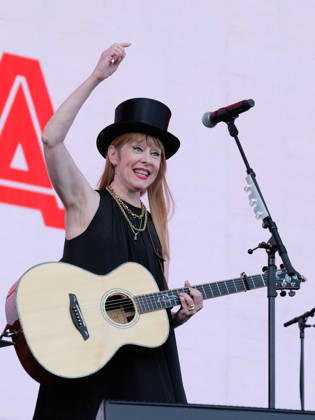 June 21, 2026, Newport, United Kingdom: American singer-songwriter Suzanne Nadine Vega known professionally as Suzanne Vega performing live at the Isle of Wight festival. Newport United Kingdom - ZUMAs197 20260621_aaa_s197_028 Copyright: xDawnxFletcher-Parkx