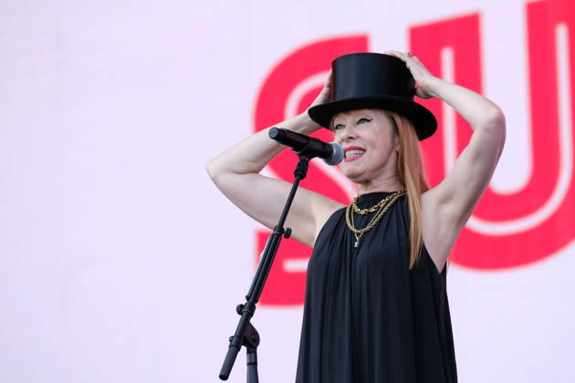 June 21, 2026, Newport, United Kingdom: American singer-songwriter Suzanne Nadine Vega known professionally as Suzanne Vega performing live at the Isle of Wight festival. Newport United Kingdom  - ZUMAs197 20260621_aaa_s197_034 Copyright: xDawnxFletcher-Parkx