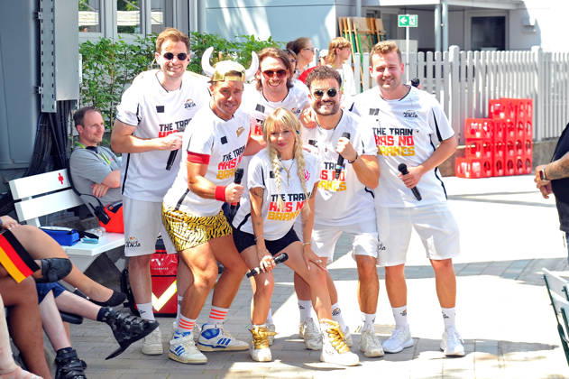 ZDF - Fernsehgarten. Sängerin Mia Julia Brückner , Sänger Lorenz Büffel ( Stefan Scheichel-Gierten ) und Malle Anja während der ZDF - Unterhaltungsshow Fernsehgarten am 21.06.2026 in Mainz. 20260621MWI129499