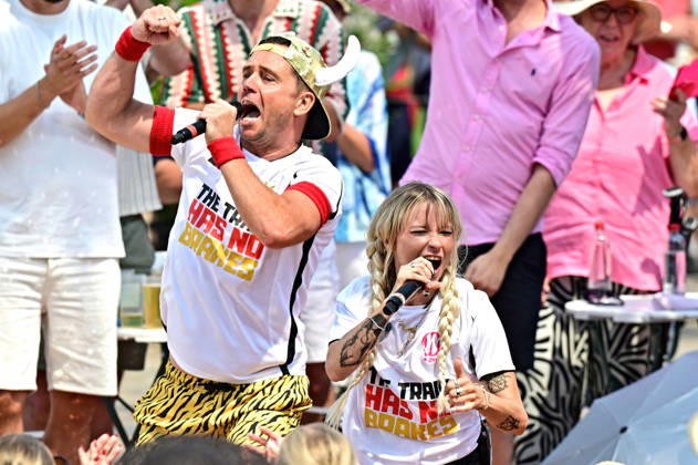 ZDF - Fernsehgarten. Sängerin Mia Julia Brückner und Sänger Lorenz Büffel ( Stefan Scheichel-Gierten ) während der ZDF - Unterhaltungsshow Fernsehgarten am 21.06.2026 in Mainz. 20260621MWI129005