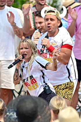 ZDF - Fernsehgarten. Sängerin Mia Julia Brückner und Sänger Lorenz Büffel ( Stefan Scheichel-Gierten ) während der ZDF - Unterhaltungsshow Fernsehgarten am 21.06.2026 in Mainz. 20260621MWI129013