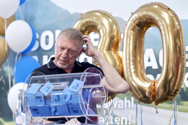 Tennis-Legende Boris Becker bei einer Tombola-Ziehung während seines Auftritts bei den Sommer-Aktionstagen im Wohnmobilpark Bad Honnef. Bad Honnef, 21.06.2026 NRW Deutschland Copyright: xChristophxHardtx