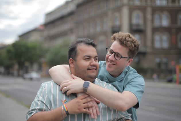 Affectionate male couple hugging outdoors in the city Budapest, Hungary CR_MIPI260619BB-2056903-01 ,model released, Symbolfoto