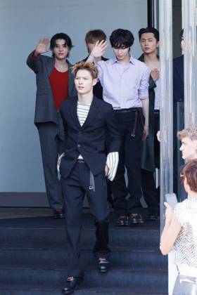 Foto IPP - Cinzia Camela Gruppo Editoriale LiveMedia Milan 21 06 2026 Nella foto: MILAN, ITALY - JUNE 21, 2026: Jake, Sunghoon, Jay, Jungwon, Sunoo and Ni-ki of Enhypen leaves the Prada fashion show during the Milan Fashion Week - Menswear Spring Summer 2027 on June 21, 2026 in Milan, Italy. Photo: Cinzia Camela. Italy Photo Press - World Copyright Prada - Arrivals - Milan Fashion