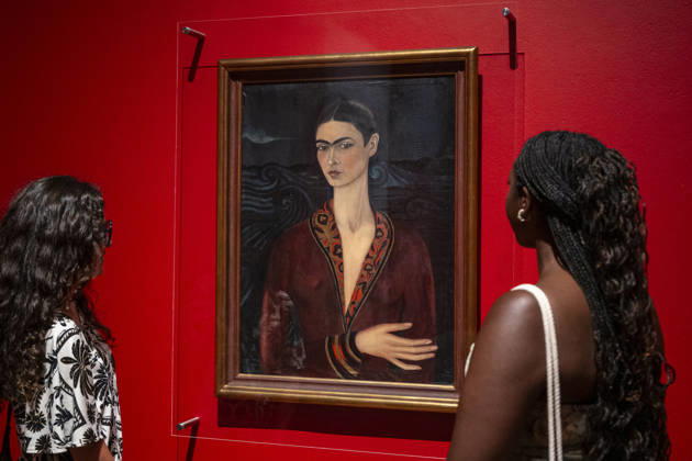 June 22, 2026, London, London, UK: LONDON, UK. Staff with Ã¢â‚¬ËœAutorretrato (con vestido de terciopelo) Self-Portrait (in a Velvet Dress)Ã¢â‚¬â ¢ 1926, KahloÃ¢â‚¬â ¢s first self-portrait (a gift for her then boyfriend, Alejandro GoÂ³mez Arias), at a preview of Frida: The Making of an Icon, a new exhibition at Tate Modern tracing Mexican painterÃ¢â‚¬â ¢s KahloÃ¢â‚¬â ¢s transformation from relatively unknown painter to global cultural phenomenon. Over 30 original works by Frida Kahlo alongside other works are on show runs 25 June 2026 to 3 January 2027. London UK  - ZUMAl94_ 20260622_zaf_l94_052 Copyright: xStephenxChungx