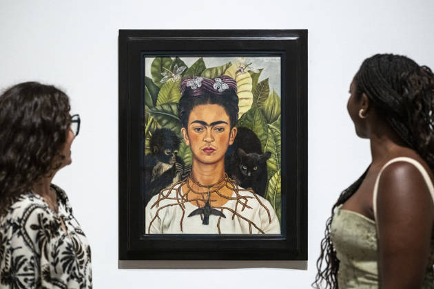 June 22, 2026, London, London, UK: LONDON, UK. Staff with Ã¢â‚¬ËœAutorretrato con collar de espinas y colibroÂ­ Self-Portrait with Thorn Necklace and HummingbirdÃ¢â‚¬â ¢, 1940, at a preview of Frida: The Making of an Icon, a new exhibition at Tate Modern tracing Mexican painterÃ¢â‚¬â ¢s KahloÃ¢â‚¬â ¢s transformation from relatively unknown painter to global cultural phenomenon. Over 30 original works by Frida Kahlo alongside other works are on show runs 25 June 2026 to 3 January 2027. London UK  - ZUMAl94_ 20260622_zaf_l94_054 Copyright: xStephenxChungx