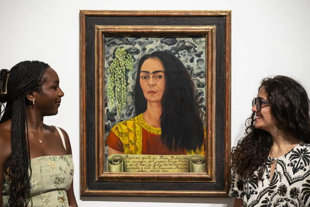 June 22, 2026, London, London, UK: LONDON, UK. Staff with Ã¢â‚¬ËœAutorretrato con el pelo suelto Self-Portrait with Loose HairÃ¢â‚¬â ¢, 1947, at a preview of Frida: The Making of an Icon, a new exhibition at Tate Modern tracing Mexican painterÃ¢â‚¬â ¢s KahloÃ¢â‚¬â ¢s transformation from relatively unknown painter to global cultural phenomenon. Over 30 original works by Frida Kahlo alongside other works are on show runs 25 June 2026 to 3 January 2027. London UK  - ZUMAl94_ 20260622_zaf_l94_047 Copyright: xStephenxChungx