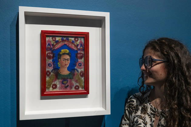 June 22, 2026, London, London, UK: LONDON, UK. Staff with Ã¢â‚¬ËœEl marco The FrameÃ¢â‚¬â ¢, 1938, at a preview of Frida: The Making of an Icon, a new exhibition at Tate Modern tracing Mexican painterÃ¢â‚¬â ¢s KahloÃ¢â‚¬â ¢s transformation from relatively unknown painter to global cultural phenomenon. Over 30 original works by Frida Kahlo alongside other works are on show runs 25 June 2026 to 3 January 2027. London UK  - ZUMAl94_ 20260622_zaf_l94_049 Copyright: xStephenxChungx