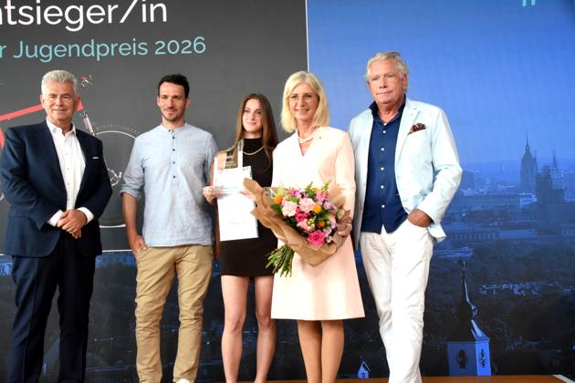 Dr. Stephan J. Lang, Fachanwalt fuer Erbrecht und Praesident der Initiative Werterhalt & Weitergabe e. V. Felix Neureuther Skirennlaeufer Mira Konyali 17 -Literatur- Gesamtsiegerin 6. Bayerischer Jugendpreis 2026 Ulrike Scharf Ministerin Dr.Ansgar Sommer 2. Vorstand Initiative Weiterhalt und Weitergabe Muenchen 22.06.2026 Literaturhaus Die Initiative Werterhalt und Weitergabe e.V. Feierlichen Verleihung des sechsten Bayerischen Jugendpreises Der diesjaehrige Wettbewerb stand unter dem Motto Gesunde Kinder auf einer gesunden Erde. Schuelerinnen und Schueler aus ganz Bayern waren aufgerufen, Foto Muenchen