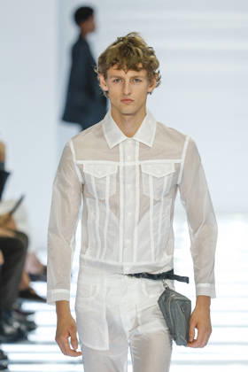 Runway at the Prada fashion show during Milan Fashion Week Menswear Spring Summer 2027 on June 21, 2026, in Milan, Italy Bestimage Milan France,detected_source_language  Copyright: xAgencex xBestimagexAgencex xBestimagex