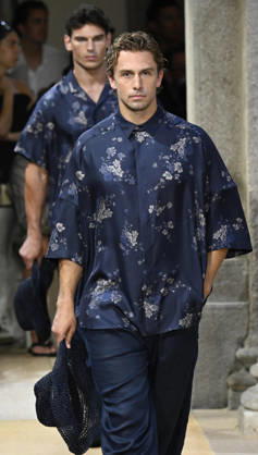 June 22, 2026, Milan, Italy: A model presents a creation by Italian fashion house Giorgio Armani for the Men s Spring Summer 2027 collection during the Milan Fashion Week in Milan, Italy, 22 June 2026. Milan Fashion Week runs from 19 to 23 June 2026. ANSA DANIEL DAL ZENNARO Milan Italy  - ZUMAa110 20260622_zaf_a110_020 Copyright: xDanielxDalxZennarox