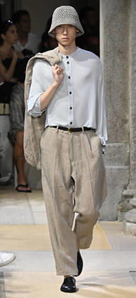 June 22, 2026, Milan, Italy: A model presents a creation by Italian fashion house Giorgio Armani for the Men s Spring Summer 2027 collection during the Milan Fashion Week in Milan, Italy, 22 June 2026. Milan Fashion Week runs from 19 to 23 June 2026. ANSA DANIEL DAL ZENNARO Milan Italy  - ZUMAa110 20260622_zaf_a110_016 Copyright: xDanielxDalxZennarox