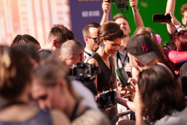 Zendaya beim Fanevent zum neuen Marvel Spider-Man Film, Spider-Man: Brand New Day 22.06.2026, Promis, Film, Berlin, Zendaya beim Fanevent zum neuen Marvel Spider-Man Film, Spider-Man: Brand New Day Zendaya gibt Autogramme für ihre Fans, Zendaya is writing autographs for her fans Berlin Berlin Berlin Deutschland Copyright: xJamesxZabelx