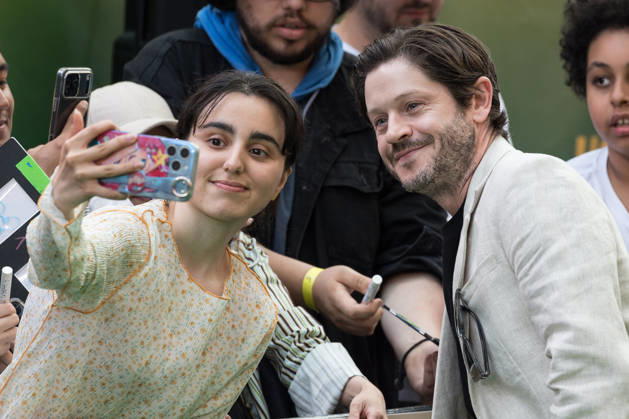 How To Live On Earth World Premiere in London LONDON, UNITED KINGDOM - JUNE 22: Iwan Rheon poses for a picture with fans as he attends the world premiere of How To Live On Earth at Odeon Luxe Leicester Square in London, United Kingdom on June 22, 2026. Wiktor Szymanowicz Anadolu London United Kingdom. Editorial use only. Please get in touch for any other usage.  Copyright: x2026xAnadoluxWiktorxSzymanowiczx