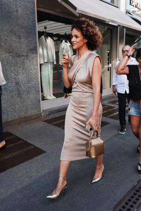 IPA85954310 - Milan, Milan Fashion Week Menswear Spring Summer 2027 - Men s Fashion, Spring Summer 2027 - Giorgio Armani Fashion Show - Guests arrive. Pictured: Nathalie Emmanuel (British actress and model) walks down the street with a fan because of the heat  Copyright: xAlessandroxBremecx xx 85954310