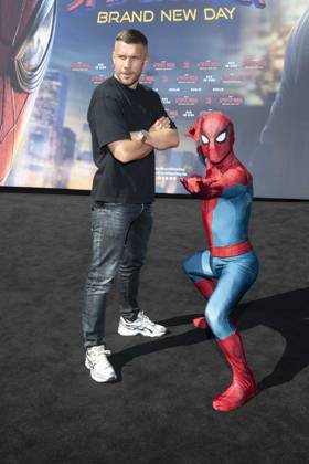 ABB SPIDERMANN- Lukas Podolski mit Spider Man zu Gast auf dem schwarzen Teppich beim German Fan Event for Spider-Man Brand New Day am Uber Platz am 22.96.2026 in Berlin Berlin Deutschland