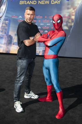 ABB SPIDERMANN- Lukas Podolski mit Spider Man zu Gast auf dem schwarzen Teppich beim German Fan Event for Spider-Man Brand New Day am Uber Platz am 22.96.2026 in Berlin Berlin Deutschland