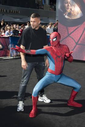 ABB SPIDERMANN- Lukas Podolski mit Spider Man zu Gast auf dem schwarzen Teppich beim German Fan Event for Spider-Man Brand New Day am Uber Platz am 22.96.2026 in Berlin Berlin Deutschland