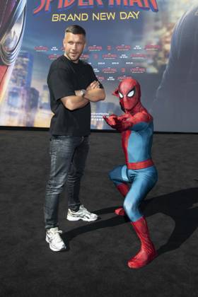 ABB SPIDERMANN- Lukas Podolski mit Spider Man zu Gast auf dem schwarzen Teppich beim German Fan Event for Spider-Man Brand New Day am Uber Platz am 22.96.2026 in Berlin Berlin Deutschland