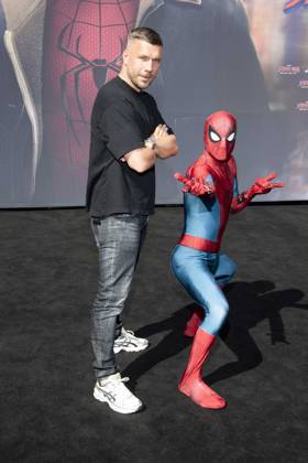 ABB SPIDERMANN- Lukas Podolski mit Spider Man zu Gast auf dem schwarzen Teppich beim German Fan Event for Spider-Man Brand New Day am Uber Platz am 22.96.2026 in Berlin Berlin Deutschland