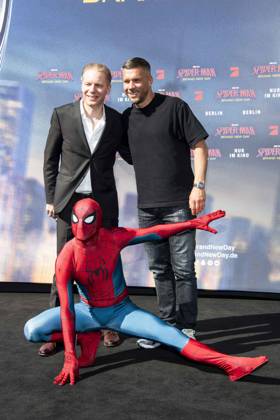 ABB SPIDERMANN- Lukas Podolski mit Spider Man zu Gast auf dem schwarzen Teppich beim German Fan Event for Spider-Man Brand New Day am Uber Platz am 22.96.2026 in Berlin Berlin Deutschland