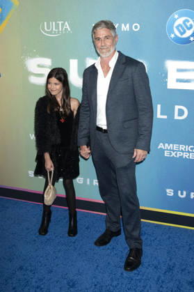 Dave Annable mit Begleitung bei der Weltpremiere des Kinofilms Supergirl an der Brooklyn Academy of Music. New York, 22.06.2026