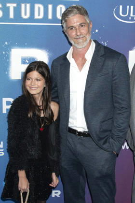 Dave Annable mit Begleitung bei der Weltpremiere des Kinofilms Supergirl an der Brooklyn Academy of Music. New York, 22.06.2026